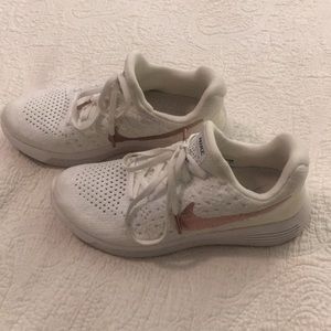 Women’s white and rose gold Nike Tennishoes